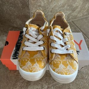 Roxy gold toned sneakers